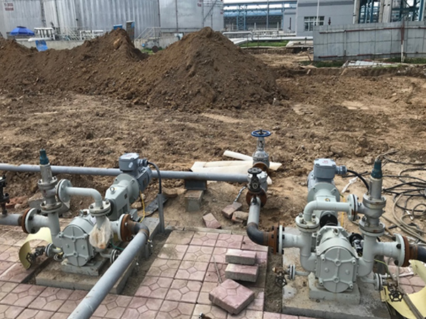 凸輪泵被用于輸送高粘度燃料油的原因是什么？